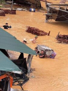 Mưa lũ miền trung - Thừa Thiên Huế chìm trong ngập lụt 1 558842076 2550597281978252 765928644737060281 n